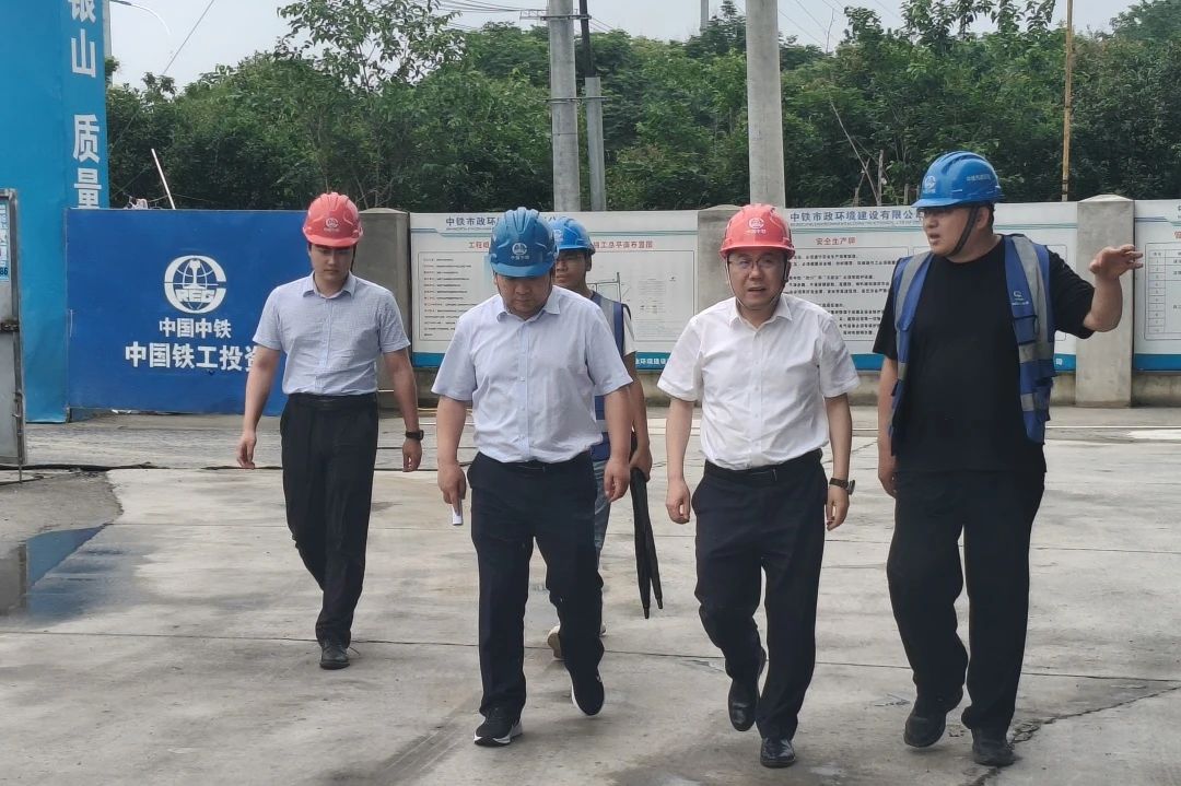 1752482616161278.jpg 公司黨委書(shū)記、董事長(zhǎng)李明華到合肥智能中央廚房項(xiàng)目檢查指導(dǎo)工作.jpg